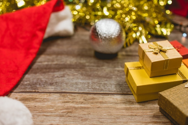 Cajas de regalo y decoraciones coloridas de la Navidad en fondo de madera.