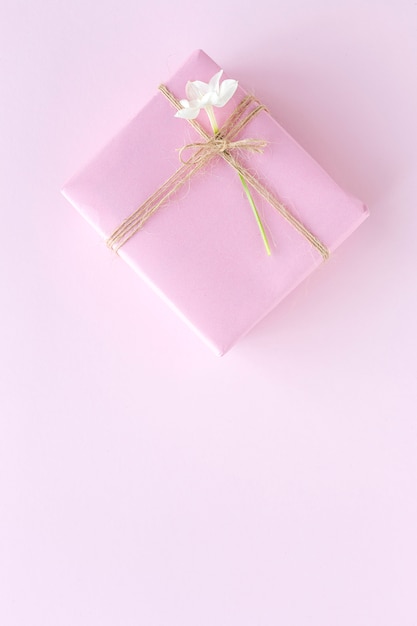 Cajas de regalo decoradas en colores de fondo