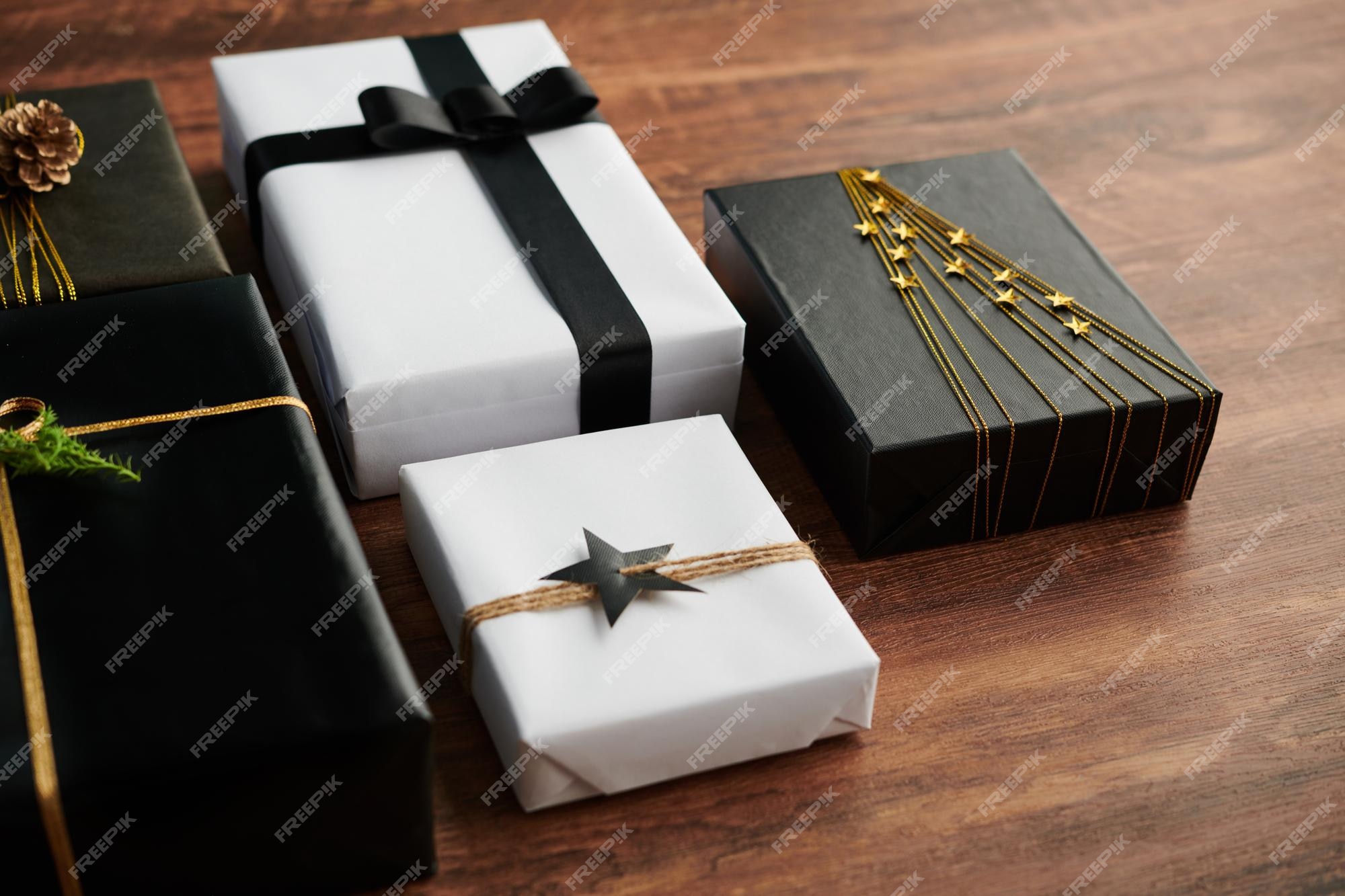 Retrato lapso solo Cajas de regalo decoradas con hilo dorado y cintas puestas en una mesa de madera  para invitados | Foto Premium