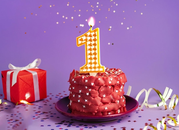 Cajas de regalo con delicioso pastel de nacimiento.