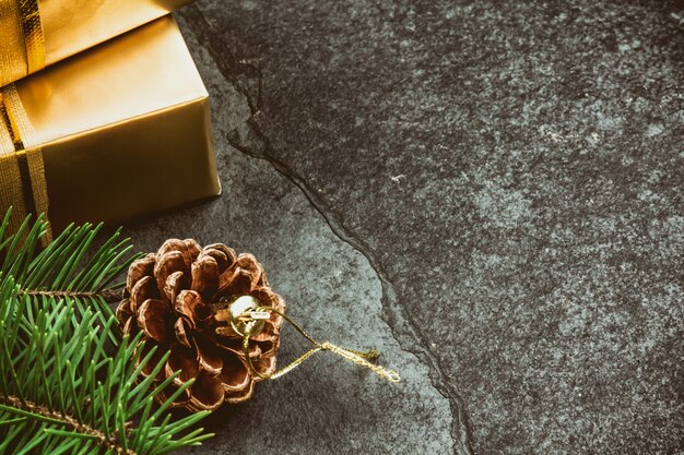 Cajas de regalo doradas rama y cono de árbol de Navidad