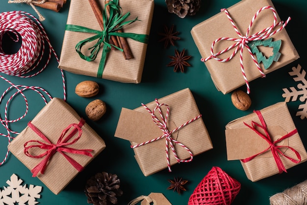 Cajas de regalo ecológicas hechas a mano de concepto de Navidad
