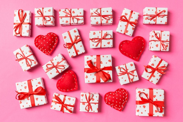 cajas de regalo envueltas con cintas y corazones textiles