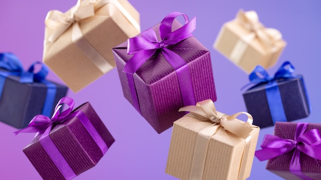 Cajas de regalo envueltas en papel de colores