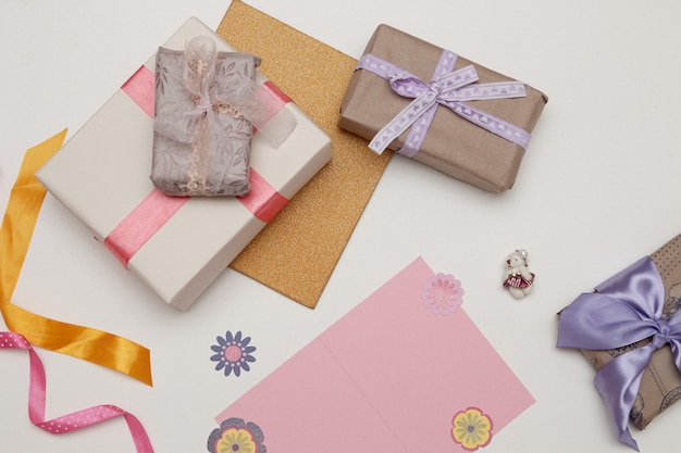 Cajas de regalo envueltas en papel marrón