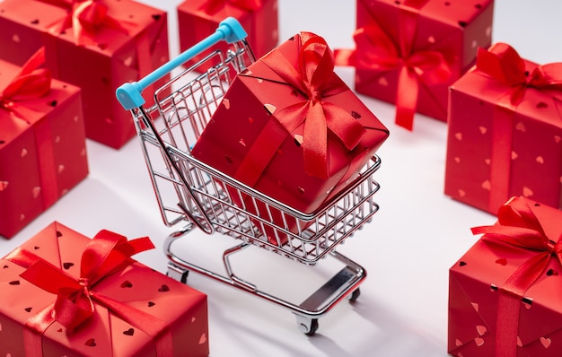 Cajas de regalo envueltas en papel rojo con cinta