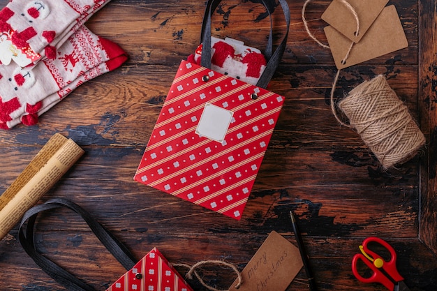 Cajas de regalo envueltas en papel rojo a cuadros y el contenido de un espacio de trabajo compuesto.