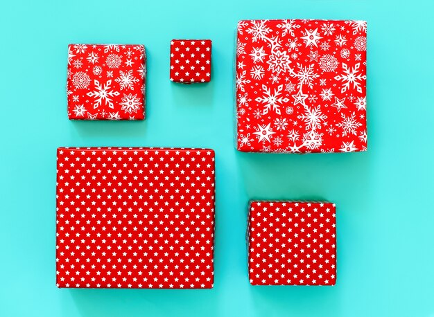 Cajas de regalo envueltas en papel rojo