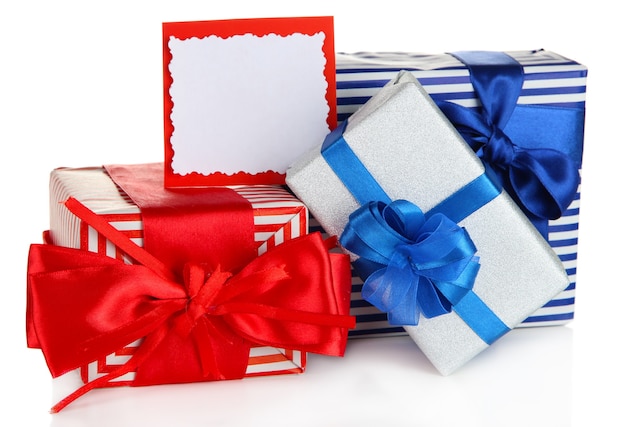 Cajas de regalo con etiqueta en blanco aislado en blanco