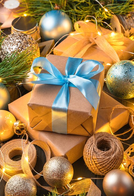 Cajas de regalo de feliz navidad y próspero año nuevo con una cinta azul