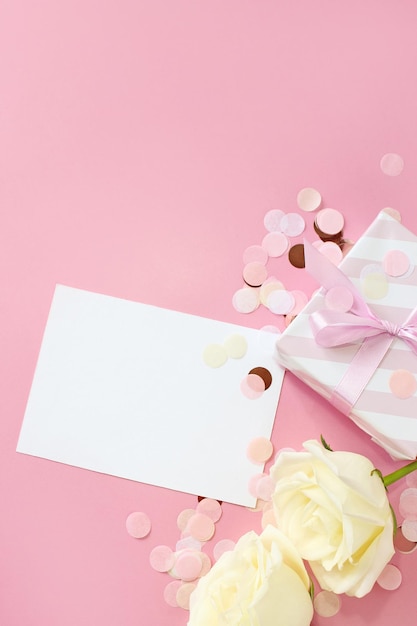 Cajas de regalo y flores color de rosa sobre fondo rosa Feliz día de San Valentín Concepto de cumpleaños del día de la madre Composición romántica endecha plana