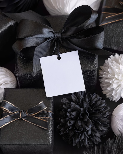 Cajas de regalo con flores de papel blanco y negro y decoraciones etiqueta de regalo cuadrada Mockup