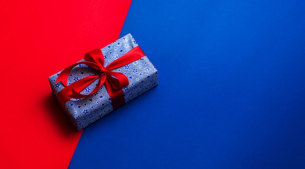 Cajas de regalo en fondo rojo y azul