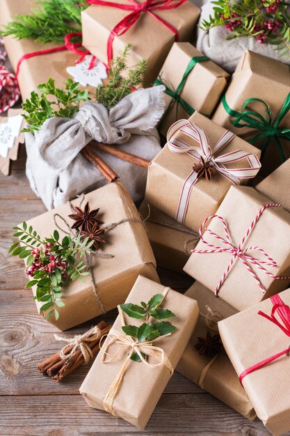 Cajas de regalo hechas a mano del concepto creativo de la Navidad del desperdicio cero