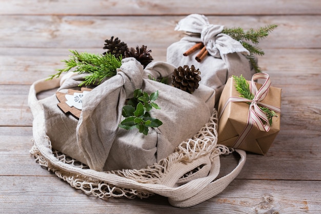 Cajas de regalo hechas a mano de concepto de navidad de cero residuos estilo furoshiki