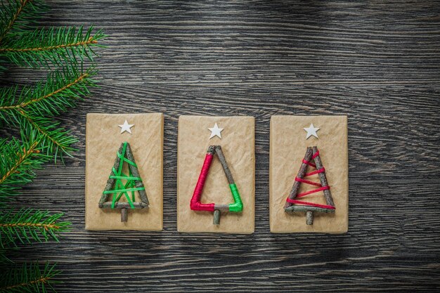 Cajas de regalo hechas a mano de rama perenne en tablero de madera