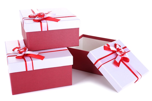 Cajas de regalo hermosas aisladas en blanco