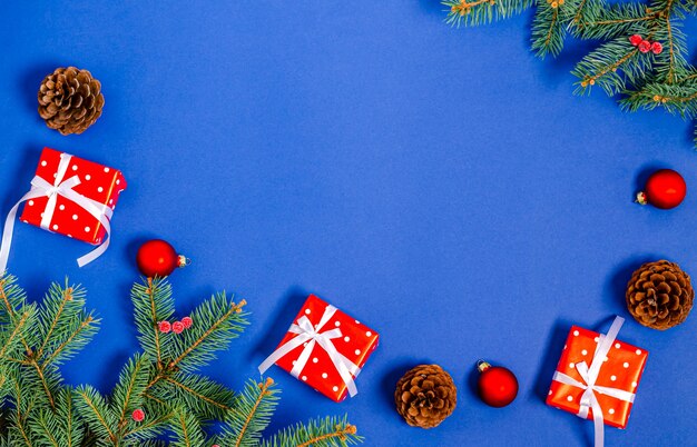 Cajas de regalo juguetes de árbol de Navidad y ramas de abeto con conos