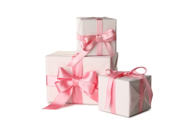 Cajas de regalo con lazo rosa aislado sobre fondo blanco.