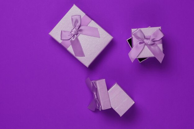 Cajas de regalo con lazos sobre fondo de estudio púrpura Composición para cumpleaños de Navidad o boda