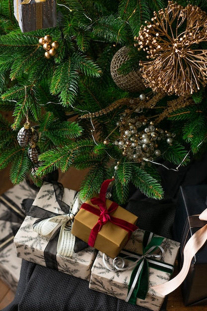 Cajas de regalo de lujo debajo del árbol de Navidad Decoraciones para el hogar de Año Nuevo envoltura de Santa presenta árbol festivo decorado con adornos de guirnaldas celebración tradicional Vertical