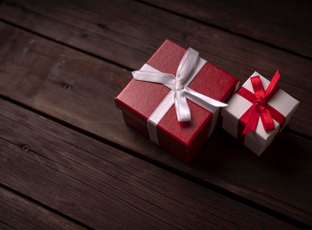 Foto cajas de regalo en la madera oscura.