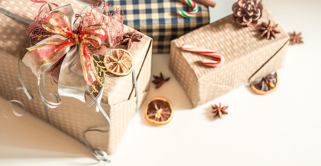 Cajas de regalo en mesa blanca