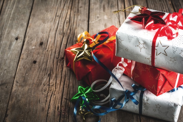 Cajas de regalo de Navidad, antiguo fondo de madera rústica