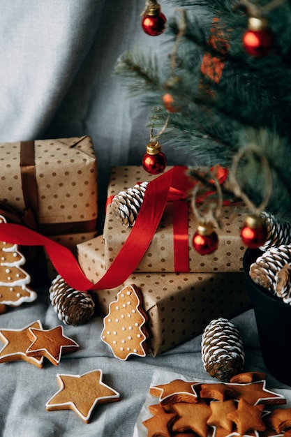 Cajas de regalo de Navidad bajo el árbol de Navidad Arreglo de regalos con piñas y galletas