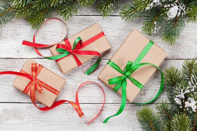 Cajas de regalo de Navidad y árbol de nieve.