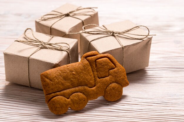 Cajas de regalo de navidad y camión de pan de jengibre