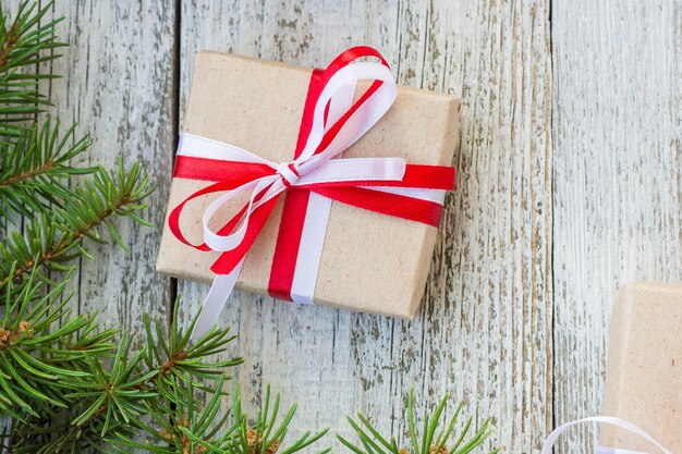 Cajas de regalo de Navidad con cinta roja y blanca sobre madera