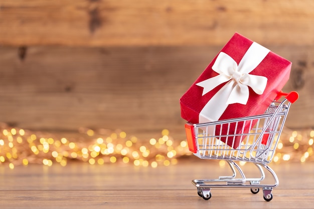 Cajas de regalo de navidad con cintas en un carrito de compras