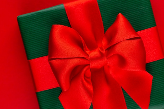 Cajas de regalo de Navidad con cintas sobre la mesa roja.