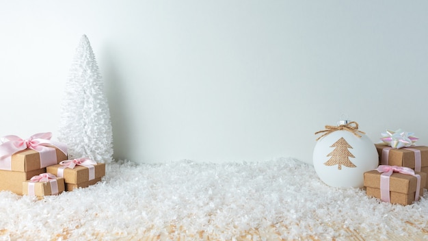 Cajas de regalo de Navidad y decoración de adornos en la nieve