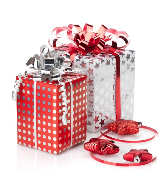 Cajas de regalo de Navidad y decoración. Aislado sobre fondo blanco