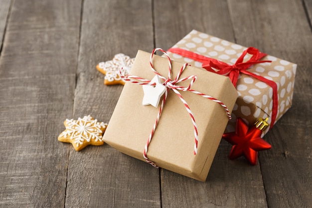 Cajas de regalo de Navidad decoradas con cinta roja y cordel