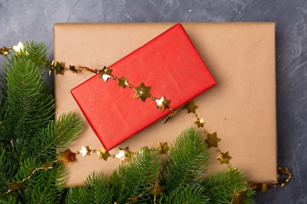 Cajas de regalo de Navidad decoradas con papel artesanal, rama de abeto. Feliz tarjeta de felicitación Tema de invierno.