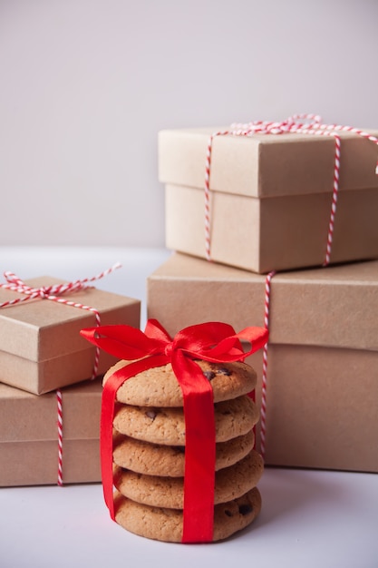 Cajas de regalo de Navidad de diferentes tamaños, galletas caseras para regalo en el fondo claro