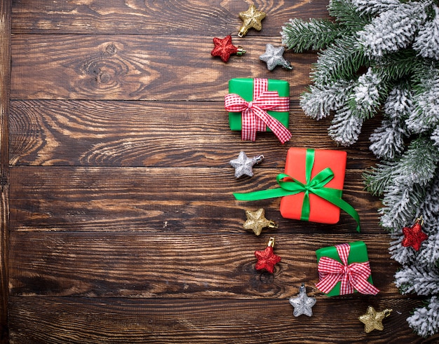 Cajas de regalo de navidad e hilo pelado