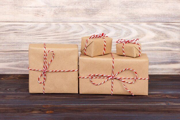 Cajas de regalo de navidad envueltas en papel kraft