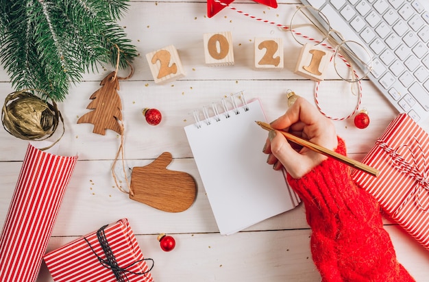 Cajas de regalo de Navidad en el escritorio