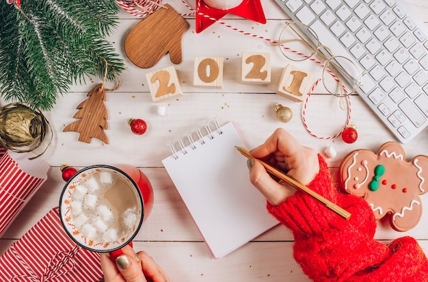 Cajas de regalo de Navidad en el escritorio