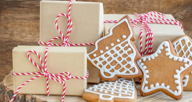 Cajas de regalo de Navidad y galletas de jengibre.