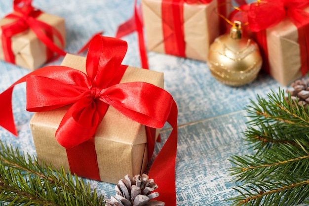Cajas de regalo para Navidad con lazo de cinta roja