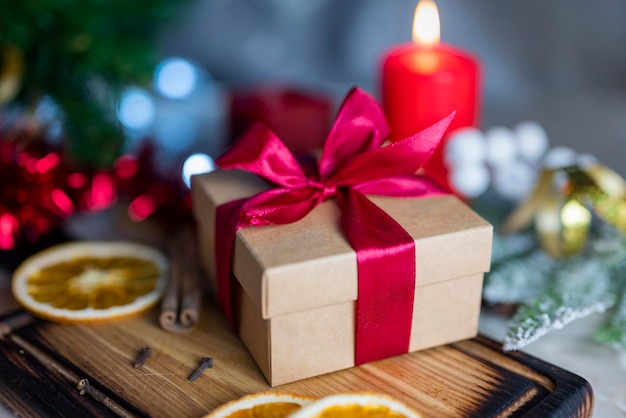 cajas de regalo de navidad con un lazo rojo con velas y adornos