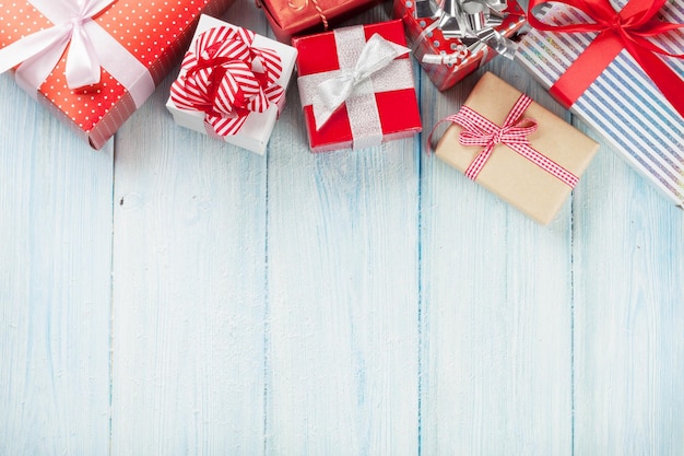 Foto cajas de regalo de navidad en mesa de madera