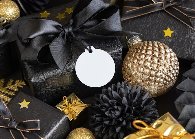 Cajas de regalo de Navidad negras y doradas y adornos de etiquetas de regalo redondas Mockup