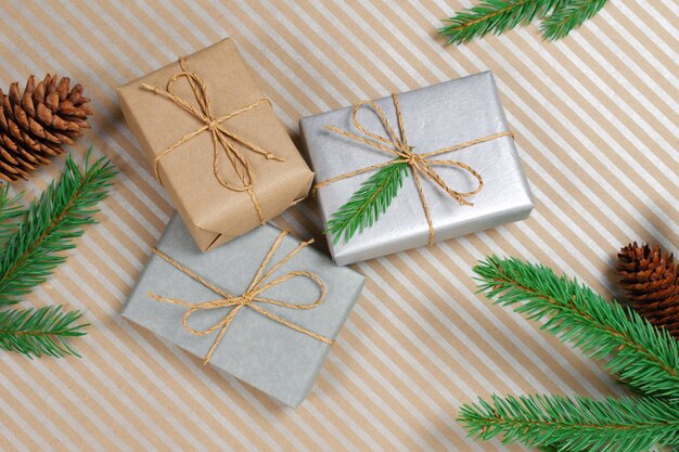 Cajas de regalo de Navidad o año nuevo con ramas de abeto con conos