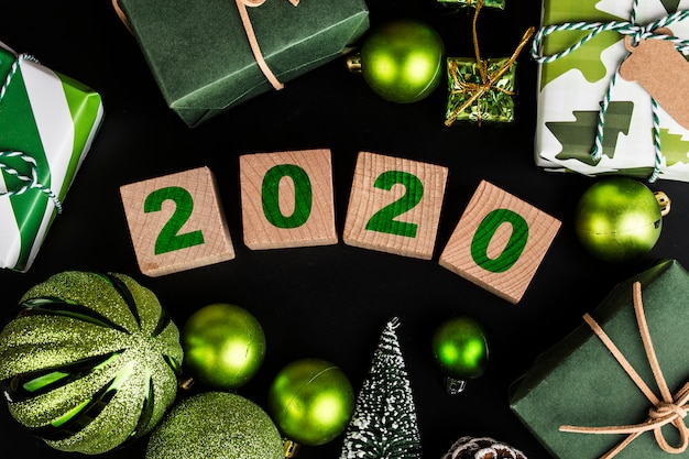 Foto cajas de regalo de navidad o presente y texto 2020 en bloques de madera